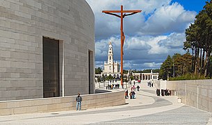 Die Basilika der Heiligen Dreifaltigkeit, das Hochkreuz und die Rosenkranzbasilika im Hintergrund