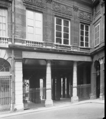 Schwarz-weiß-Foto eines Eingangs des Palais-Royal