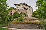 Schloss mit Schlosstor und Scheune