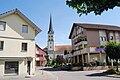 Dorfzentrum von Schötz an der Ohmstalerstrasse mit Kirche, Kleiderladen und Bank
