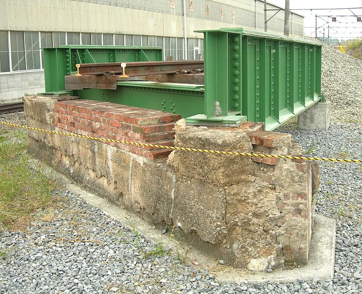 File:Seibu Ikebukuro Line Yamanote-Line-bridge-Remains of an ancient structure.jpg