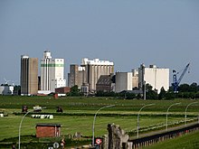 Siloanlagen der beiden Agrarhandelsunternehmen am Husumer Außenhafen