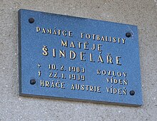 Photographie d'une plaque commémorative bleue de Matthias Sindelar dans son village natal.