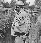 Brittisk soldat under första världskriget som bär en fabrikstillverkad skyddsmask. Denna typ av skyddsmask har filtret i en väska på soldatens sida.