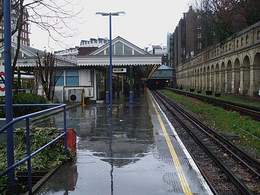 South Kensington stn eastbound District Circle look west