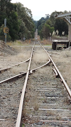 Summit tren istasyonundaki güney demiryolu hattı, 2015.JPG