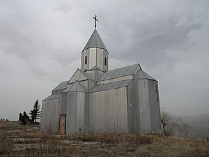 Igreja de metal no topo da colina