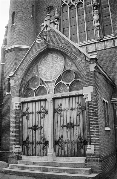 File:St. Josefkerk, detailopname portaal met glas in lood. - FO1015365 - RAA Elsinga.jpg
