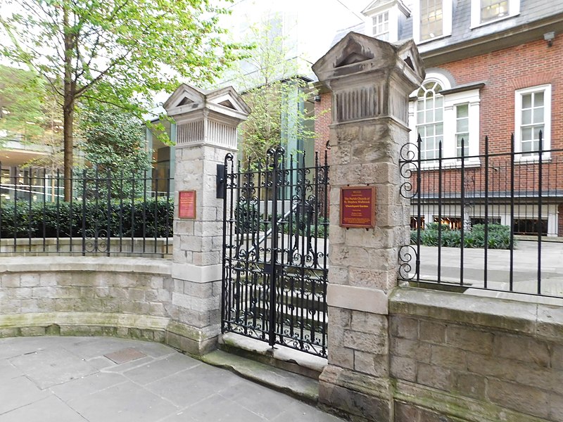 File:St Stephen Walbrook Churchyard gate 03.jpg