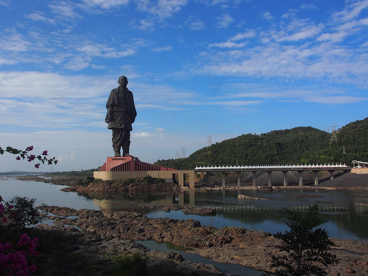 Inde - Statue de l'Unité 1280px-Statue_of_Unity_-_View_from_the_other_bank_of_Narmada
