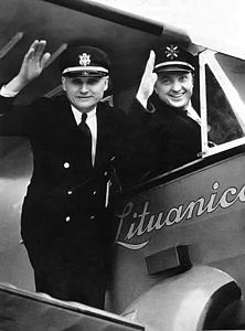 Ο Γκιρένας (αριστερά) και ο Στεπόνας Ντάριους πριν από τη διατλαντική πτήση Lituanica το 1933