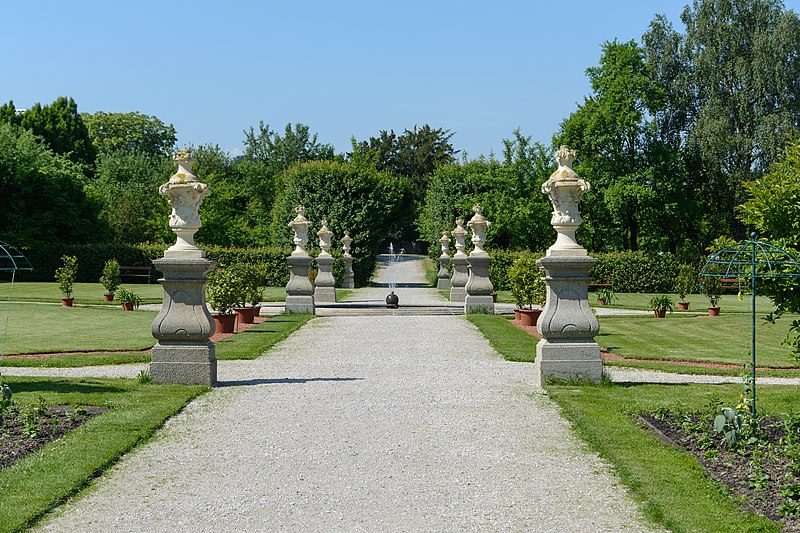 File:Stift Seitenstetten Hofgarten 01.JPG