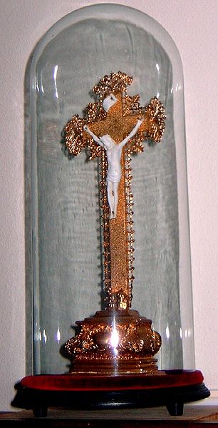 File:Stolp met crucifix.jpg