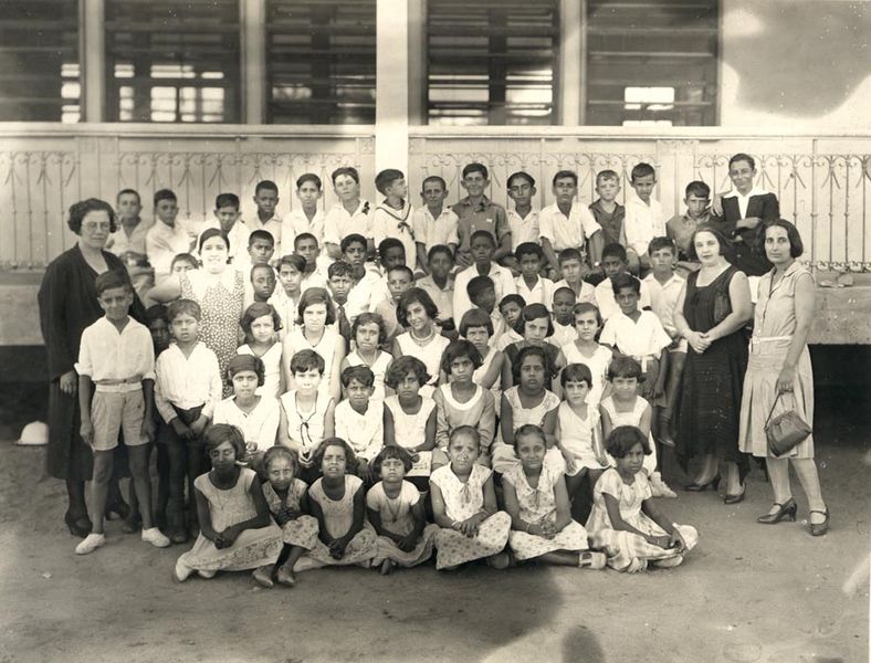 File:TT CMZ-AF-GT E 2-1 10 71 - Grupo de alunos e professores da Escola Eduardo Vilaça.jpg