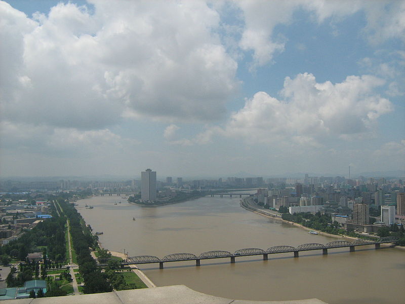 File:Taedong River, Pyongyang, from the Juche Tower.jpg