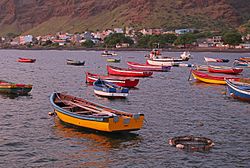 Tarrafal de São Nicolau şehri, limanı ve tekneleriyle