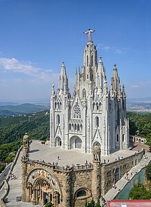 widok na kościół z góry, w tle panorama na barcelonę