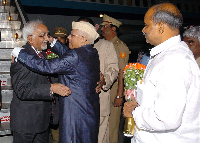 File:The Vice President, Shri Mohd. Hamid Ansari being received by the Governor, Andhra Pradesh, Shri N.D. Tiwari on his arrival at Hyderabad airport, Andhra Pradesh on February 09, 2009.jpg