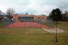 Theodor-Fliedner-Schule Wiesbaden Sportplatz.jpg