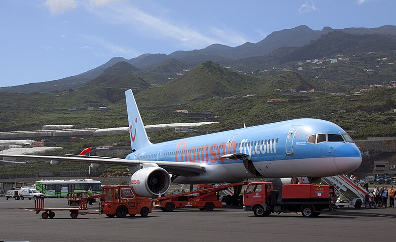 File:Thomson Boeing 757-200 at La Palma (5488317945).jpg