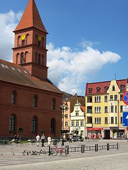 Toruń, Rynek Nowomiejski (2) - dawny zbór ewangelicki i kamienice pierzei północnej.JPG