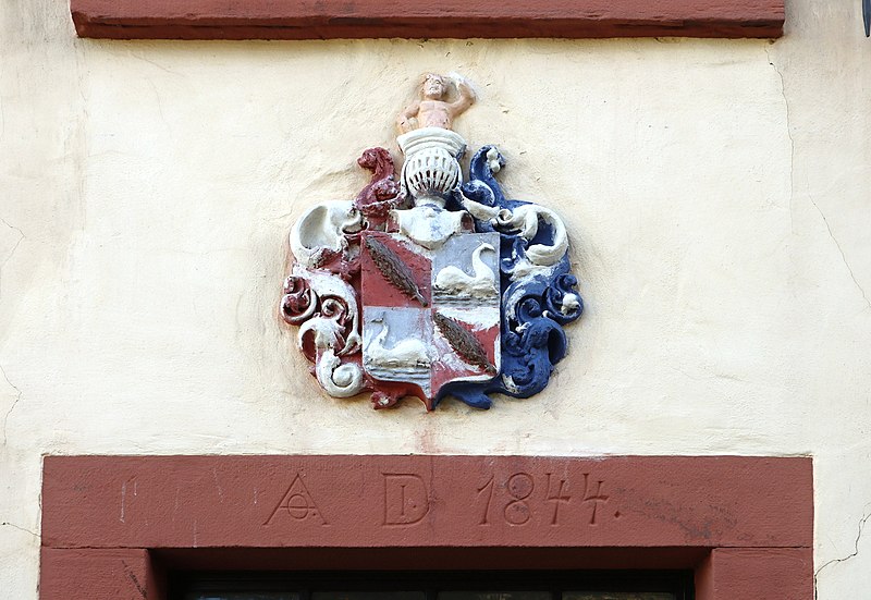 File:Trier Mariahof Wappen und Türsturz 1844.jpg