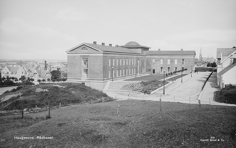 File:URN NBN no-nb digifoto 20170105 00148 NB MIT GNR 08449 Haugesund rådhus Mittet & Co. 1930s Nasjonalbiblioteket Public domain.jpg