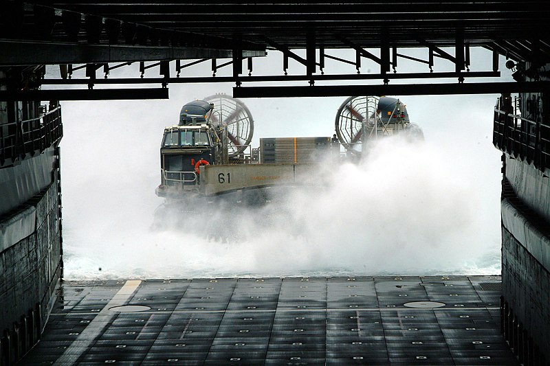 File:US Navy 050707-N-4772B-010 A Landing Craft, Air Cushion (LCAC), assigned to Assault Craft Unit Five (ACU-5), makes its approach into the well deck aboard the amphibious dock landing ship USS Harpers Ferry (LSD 49).jpg