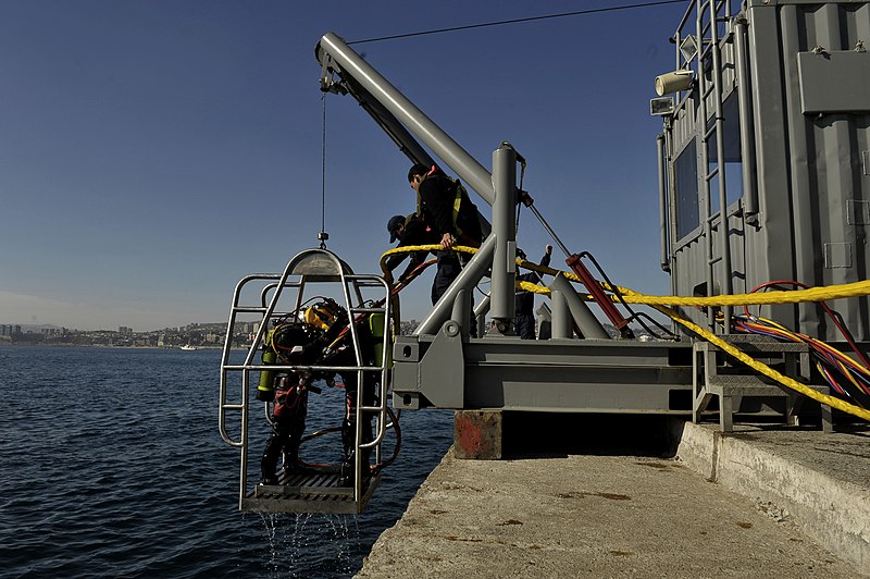 File:US Navy 110624-N-KB666-152 Armada de Chile divers demonstrate their dive capabilities to members of (MDSU) 2.jpg