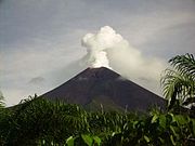 O ativo estratovulcão Ulawun é o mais alto da Nova Bretanha na Papua-Nova Guiné.
