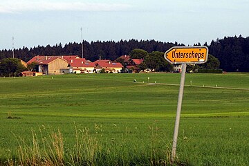 Datei:Unterschops_(Pfeilwegweiser),_im_Hintergrund_Trautshofen,_Gde._Aying_(2).jpg