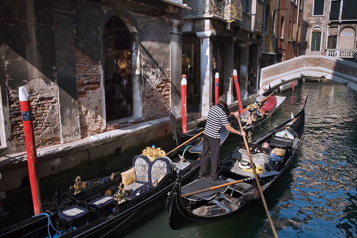 All gondolas in venice italy must. Гондола трагетто.