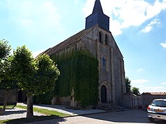 Façade ouest et mur nord de l'église.