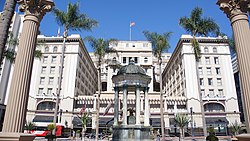 View of the US Grant with the main fountain at the entrance.jpg