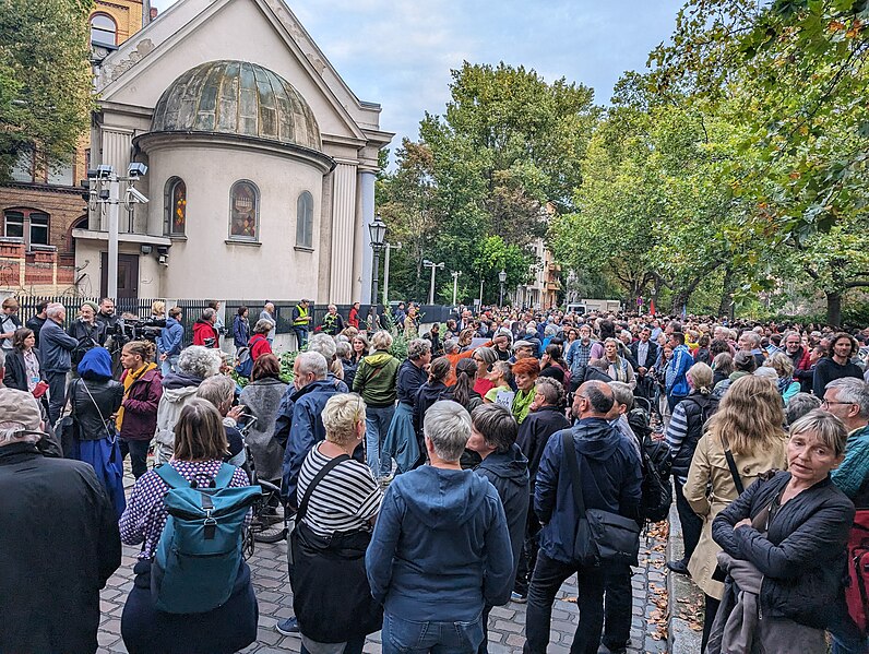 Файл:Vigil at the Synagogue at Fraenkelufer in Berlin 2023-10-13 06.jpg