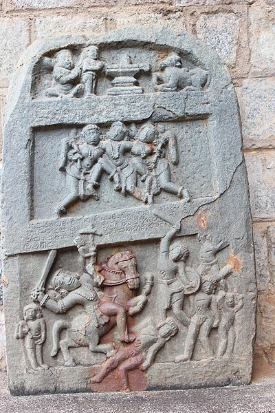 File:Virgal (hero stone) in Kedareshvara temple at Balligavi4.JPG