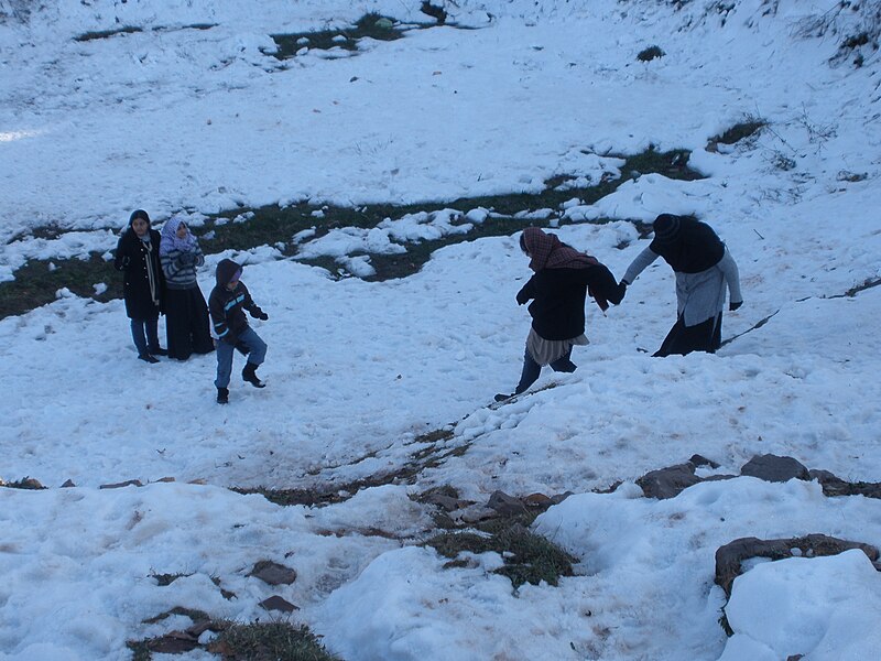 File:Visitors enjoying the snow in Murree 1.jpg