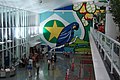 Vista interna do Aeroporto Internacional Marechal Rondon. A pintura, que tem como tema o Pantanal, na verdade esconde a parte que está sendo ampliada