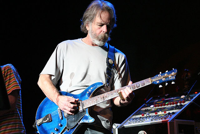 Bob Weir playing his Modulus G3FH guitar in 2007