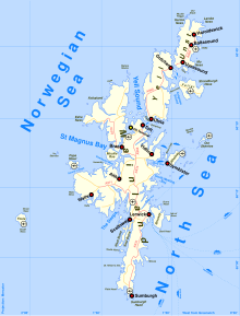 Una mappa delle Shetland.  Le isole principali si trovano su un asse nord-sud, con il Mare di Norvegia a nord e ovest e il Mare del Nord a sud e est.