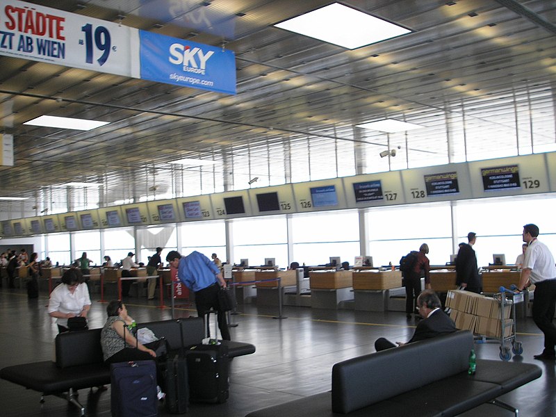 File:Wien Flughafen Schechat May 2007 018.jpg