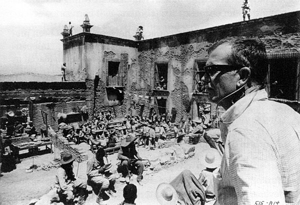 The director sets up the climactic gun battle sequences at "Agua Verde" (the Hacienda Ciénaga del Carmen).