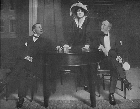 William Collier Sr., Peggy Wood et George M. Cohan (de g. à d.), à Broadway en 1915, dans la revue Hello, Broadway!