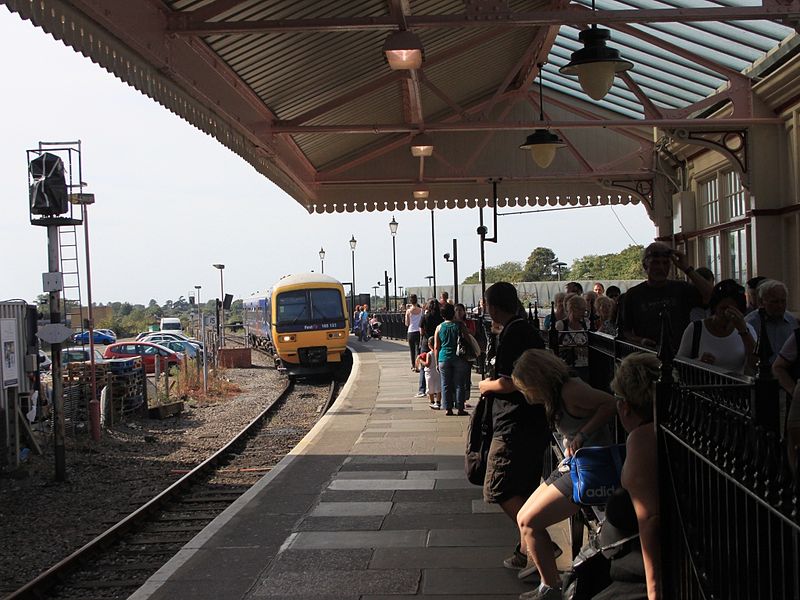 File:Windsor and Eton Central - FGW 165133 arrives to pick up the crowds.jpg