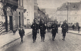 Une patrouille de soldats dans les rues de Saverne