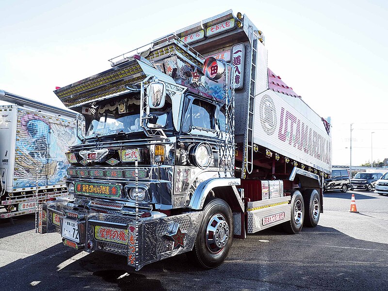 File:Zenkoku Utamarokai Daisan Yozakura-maru Hino ZM Dump Truck (Forward-Day Dump-up).jpg