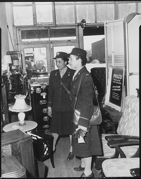 File:"WAAC officers go shopping...soon after their arrival at Fort Huachuca, Arizona, these two officers (3d Officers Vera Ha - NARA - 531154.jpg