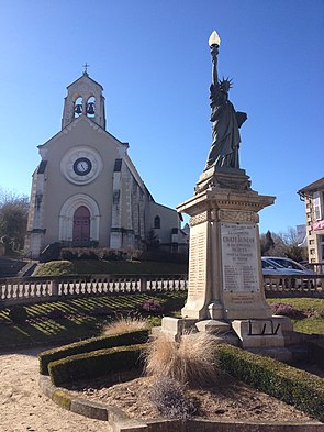 Église et monument aux morts de Châteauneuf-la-Forêt.jpg