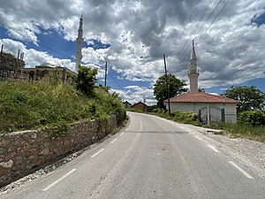 Регионалниот пат низ селото кај двете селски џамии