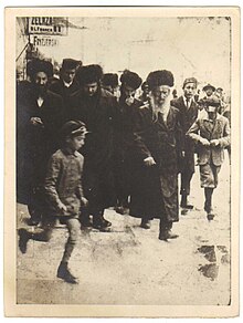 הרב שמואל שלמה ליינר, הרבי מראדזין, עם חסידיו.